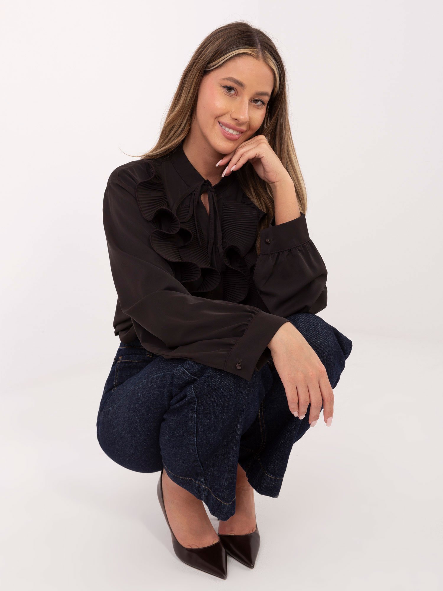 Marškiniai su plisuotais raukiniais ir dekoratyviu kaklo raišteliu "EVELYN"tamsi ruda - Image 4