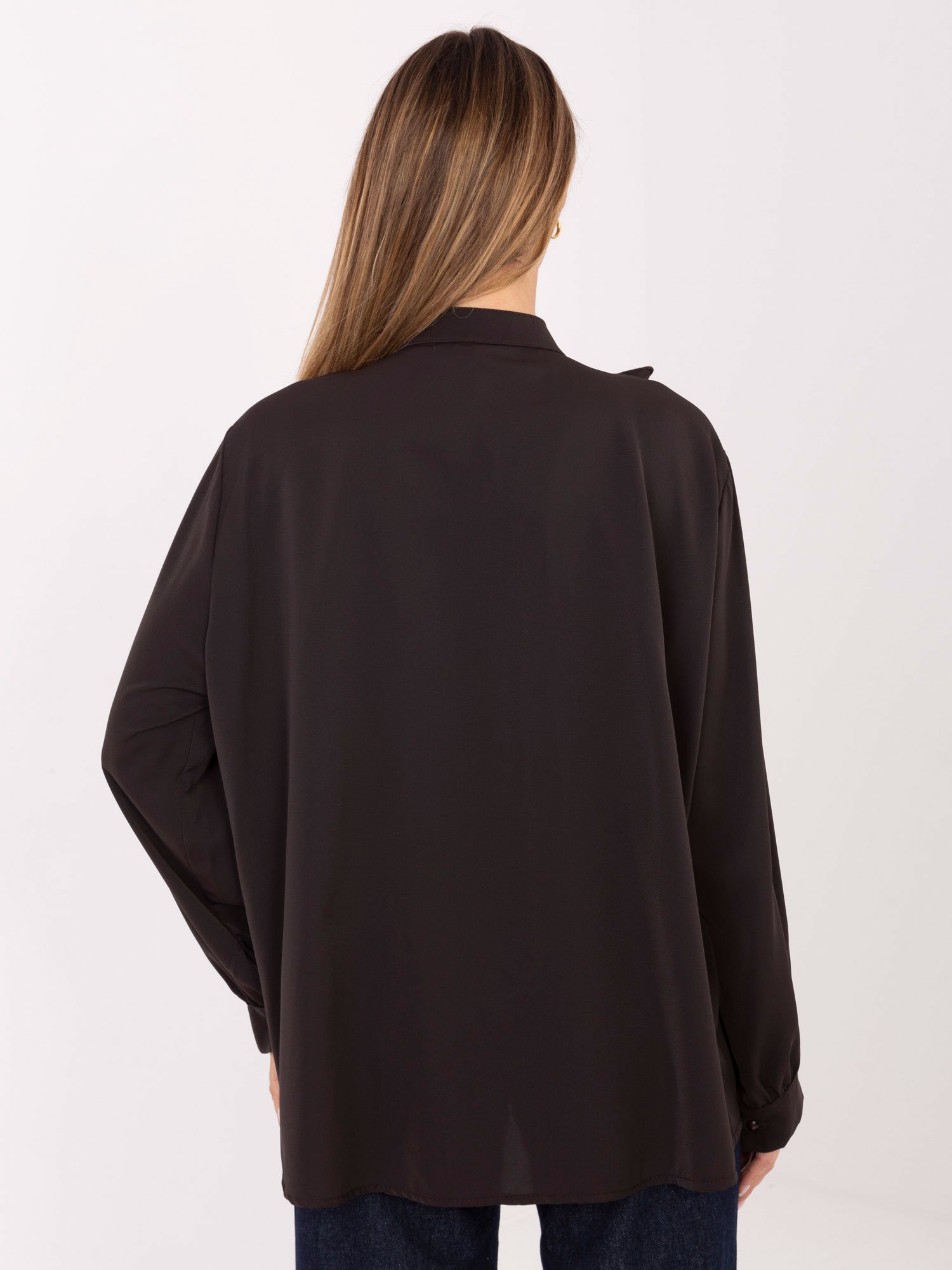 Marškiniai su plisuotais raukiniais ir dekoratyviu kaklo raišteliu "EVELYN"tamsi ruda - Image 5