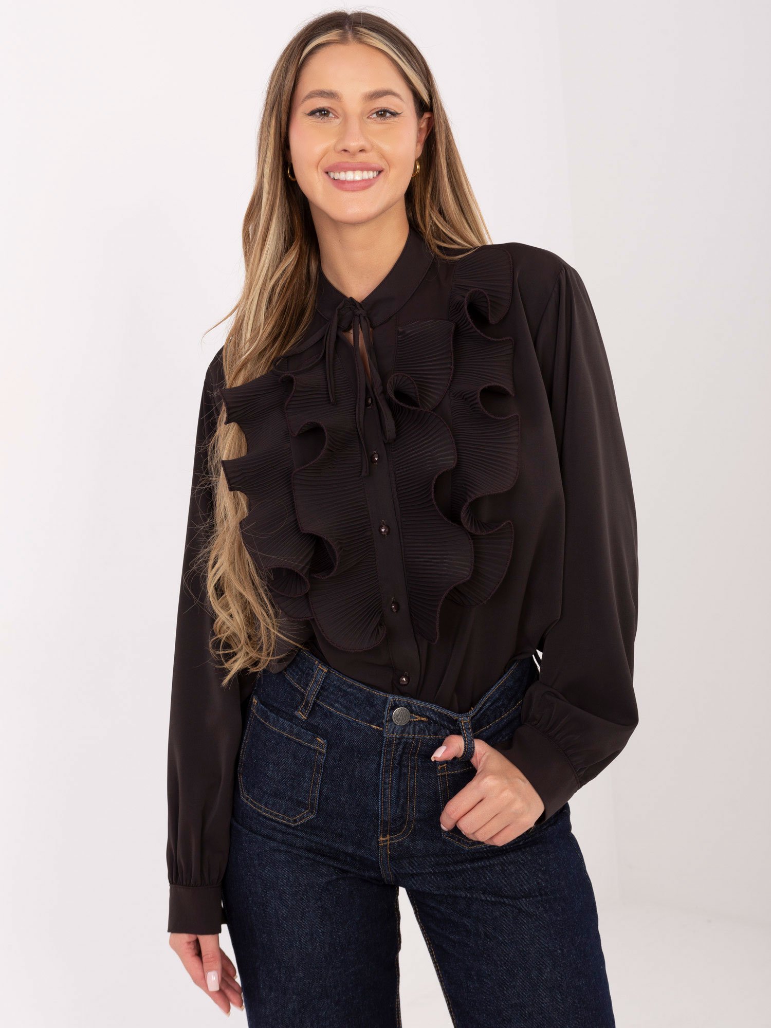 Marškiniai su plisuotais raukiniais ir dekoratyviu kaklo raišteliu "EVELYN"tamsi ruda - Image 2