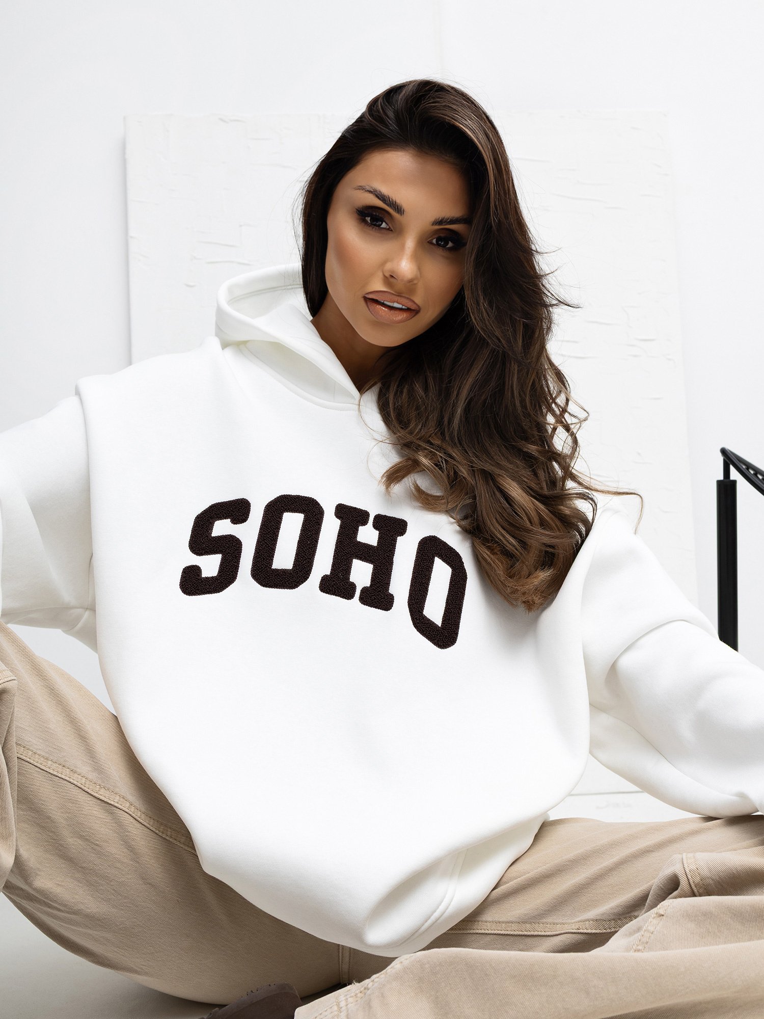 Oversize džemperis su užrašu ir gobtuvu "MOSSE" pieno balta - Image 2