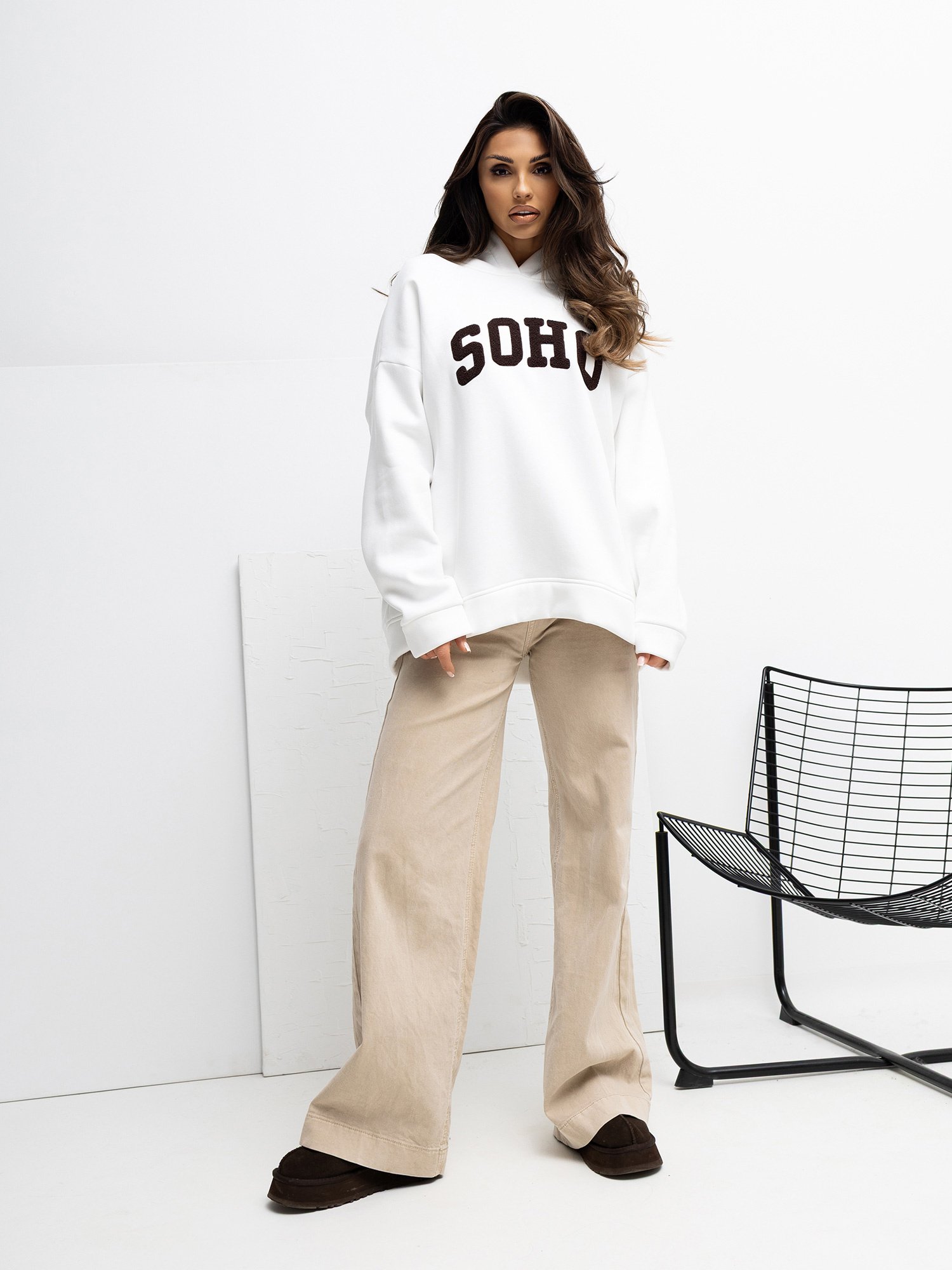 Oversize džemperis su užrašu ir gobtuvu "MOSSE" pieno balta - Image 3