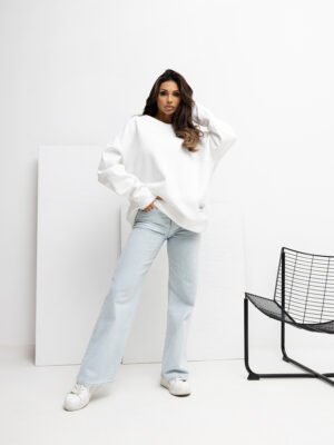 Oversize stiliaus džemperis su mini aplikacija "FRANCIS" pieno balta