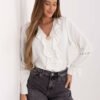 Palaidinė su nėrinių detalėmis, raukiniais ir puošnia sage "LACE" pieno balta