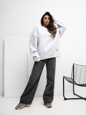 Oversize stiliaus džemperis su mini aplikacija "FRANCIS" šviesi pilka