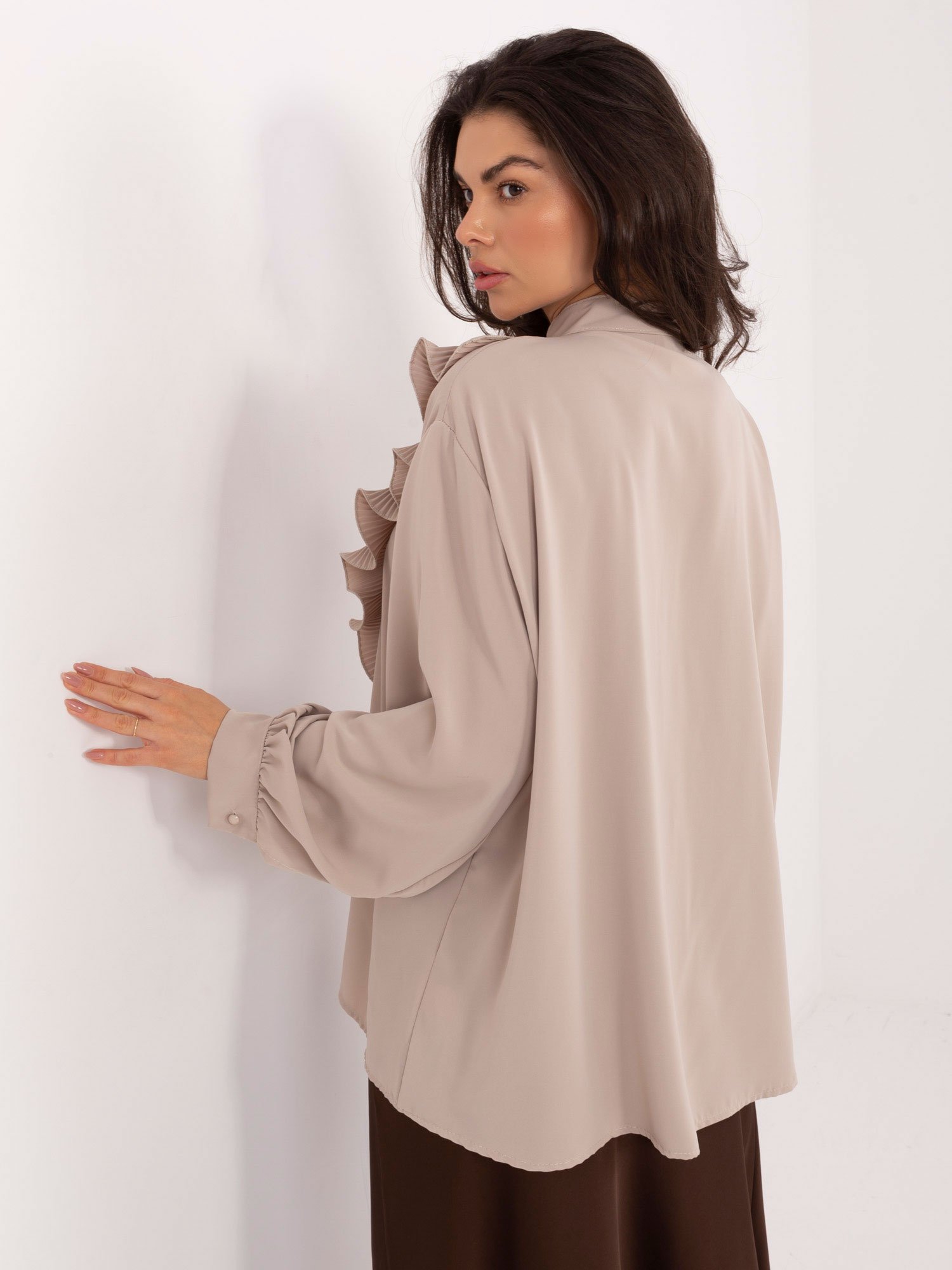 Marškiniai su plisuotais raukiniais ir dekoratyviu kaklo raišteliu "EVELYN" smėlio - Image 5