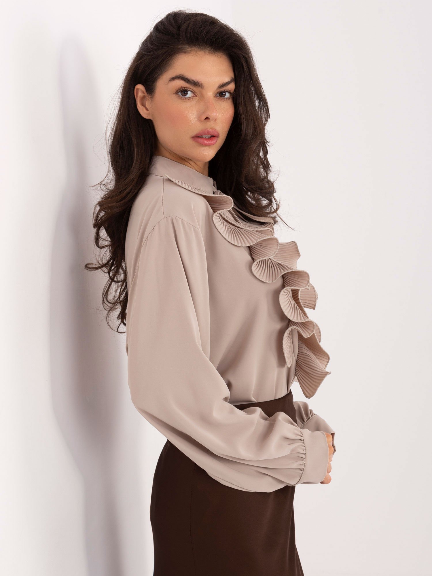 Marškiniai su plisuotais raukiniais ir dekoratyviu kaklo raišteliu "EVELYN" smėlio - Image 4