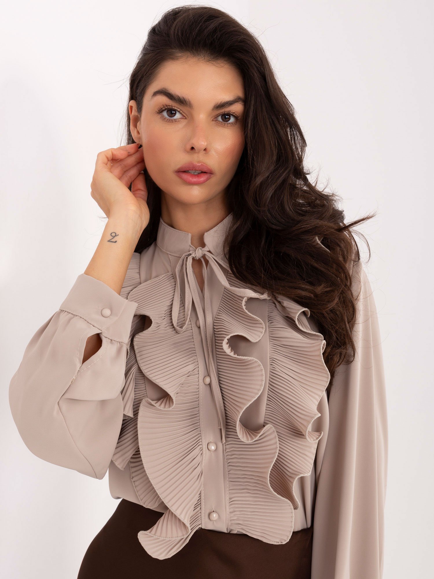 Marškiniai su plisuotais raukiniais ir dekoratyviu kaklo raišteliu "EVELYN" smėlio - Image 3