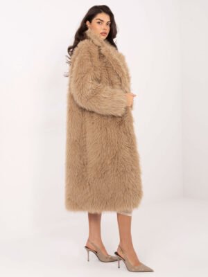 Alternative view of Ilgas prabangaus stiliaus dirbtinio kailio paltas su atlapais "BRIGITTE" smėlio