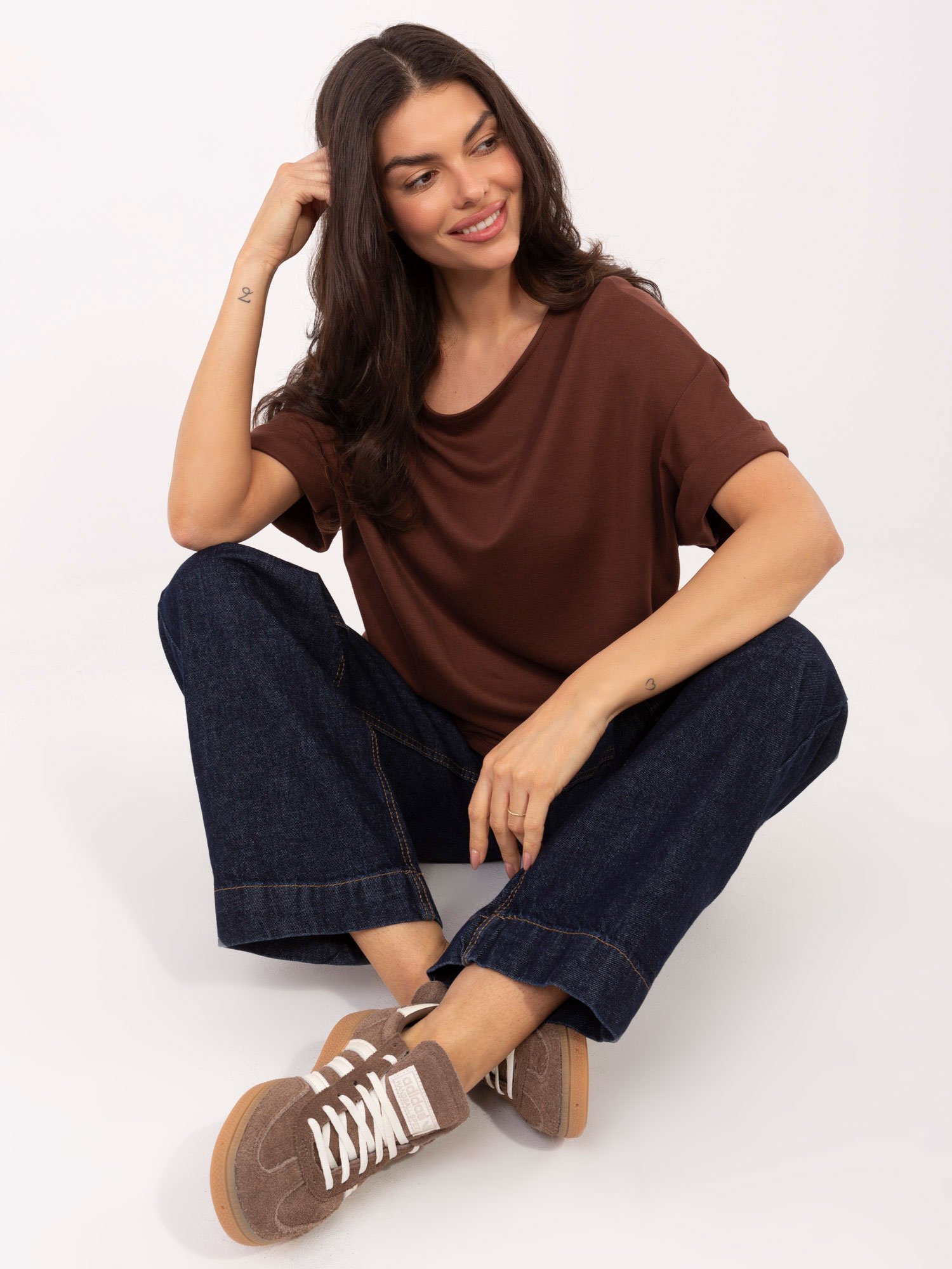 Laisvo kirpimo palaidinė su atlenktomis trumpomis rankovėmis "JOANA" ruda - Image 3