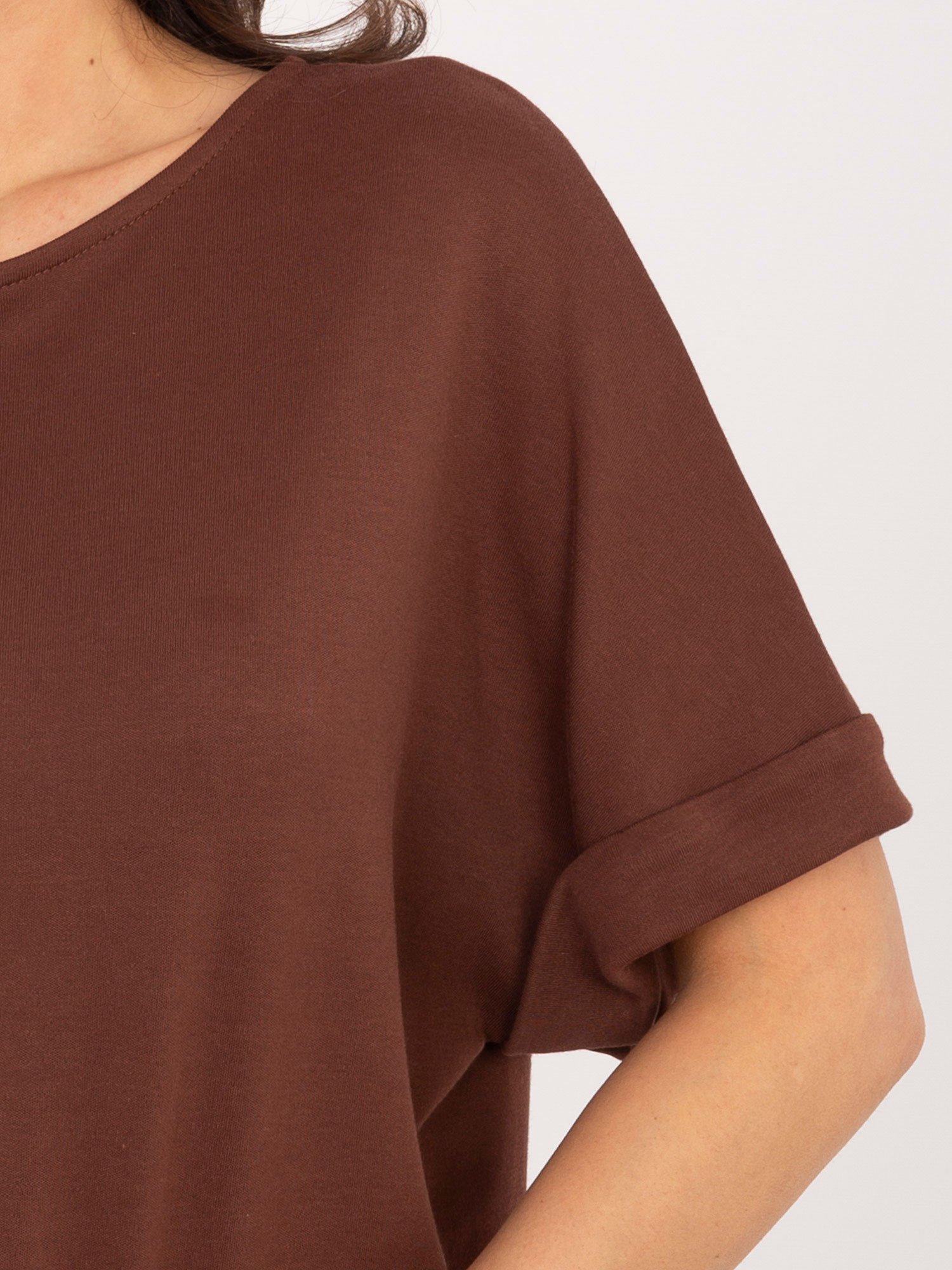 Laisvo kirpimo palaidinė su atlenktomis trumpomis rankovėmis "JOANA" ruda - Image 4