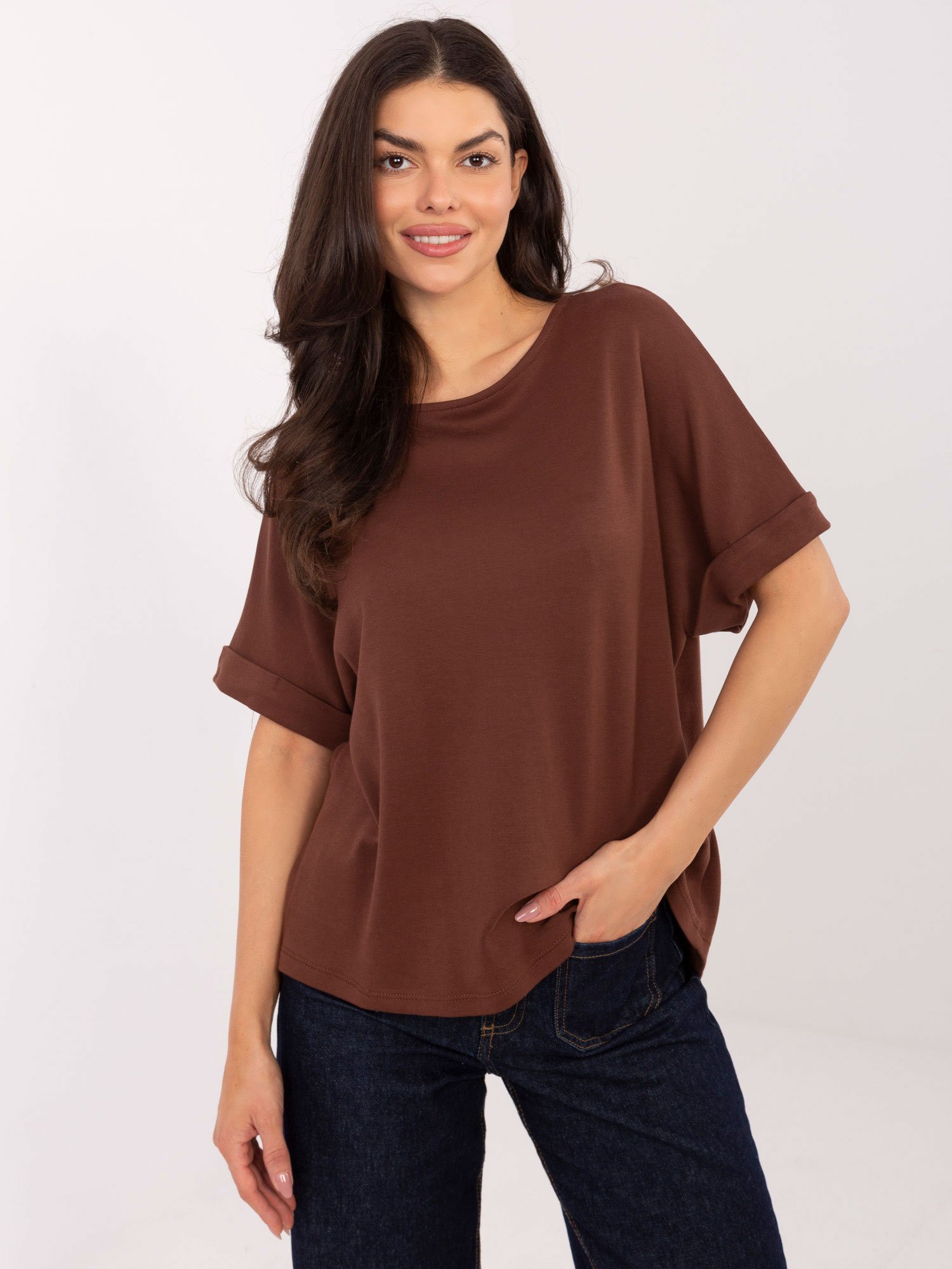 Laisvo kirpimo palaidinė su atlenktomis trumpomis rankovėmis "JOANA" ruda