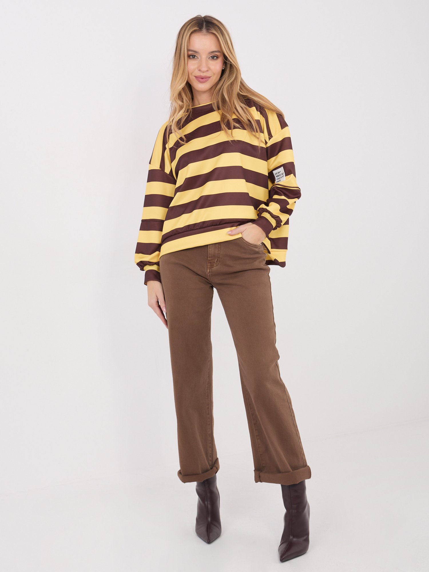 Dryžuotas džemperis pailginta nugara su aplikacija ant rankovės "ARYA" ruda - Image 4