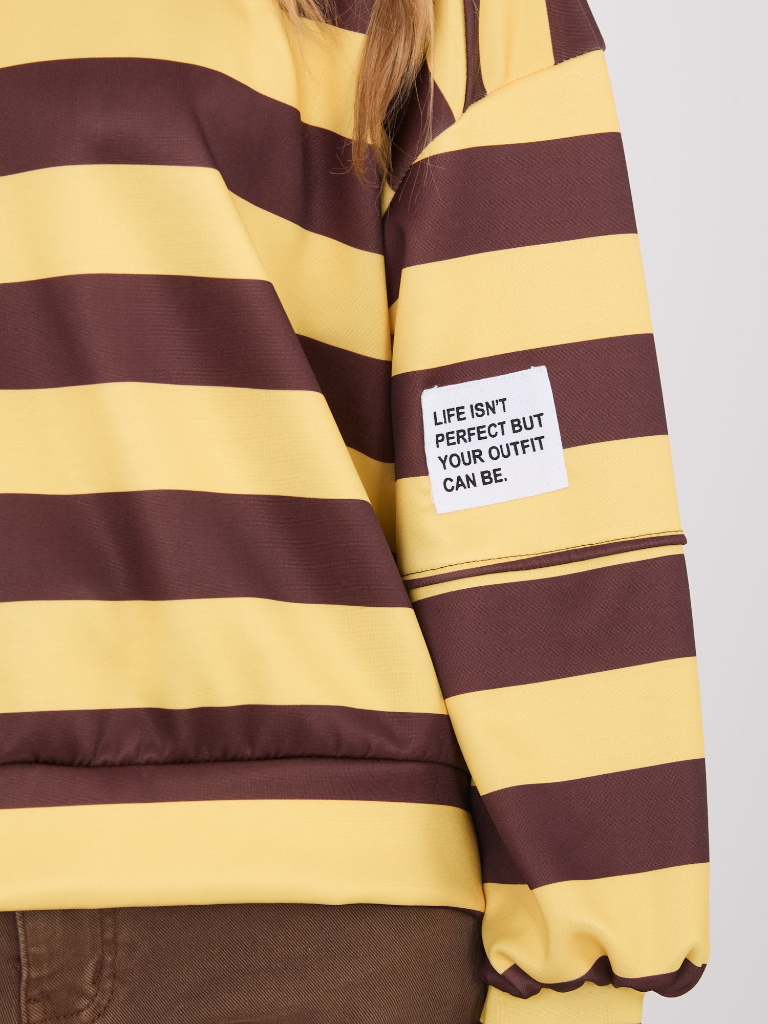 Dryžuotas džemperis pailginta nugara su aplikacija ant rankovės "ARYA" ruda - Image 2