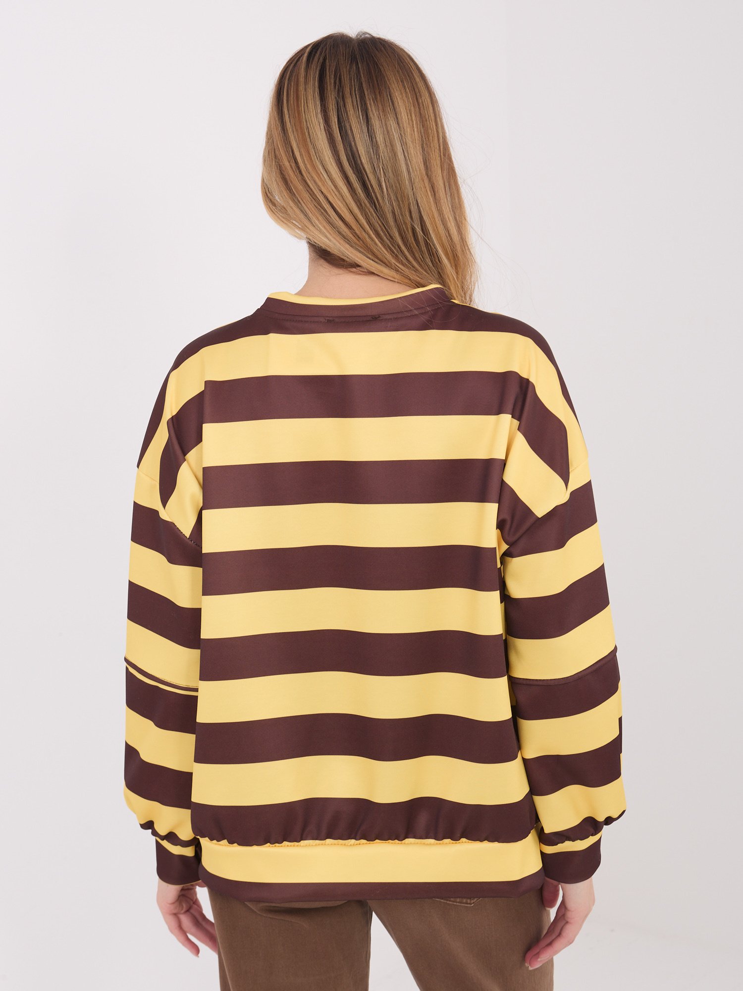 Dryžuotas džemperis pailginta nugara su aplikacija ant rankovės "ARYA" ruda - Image 3