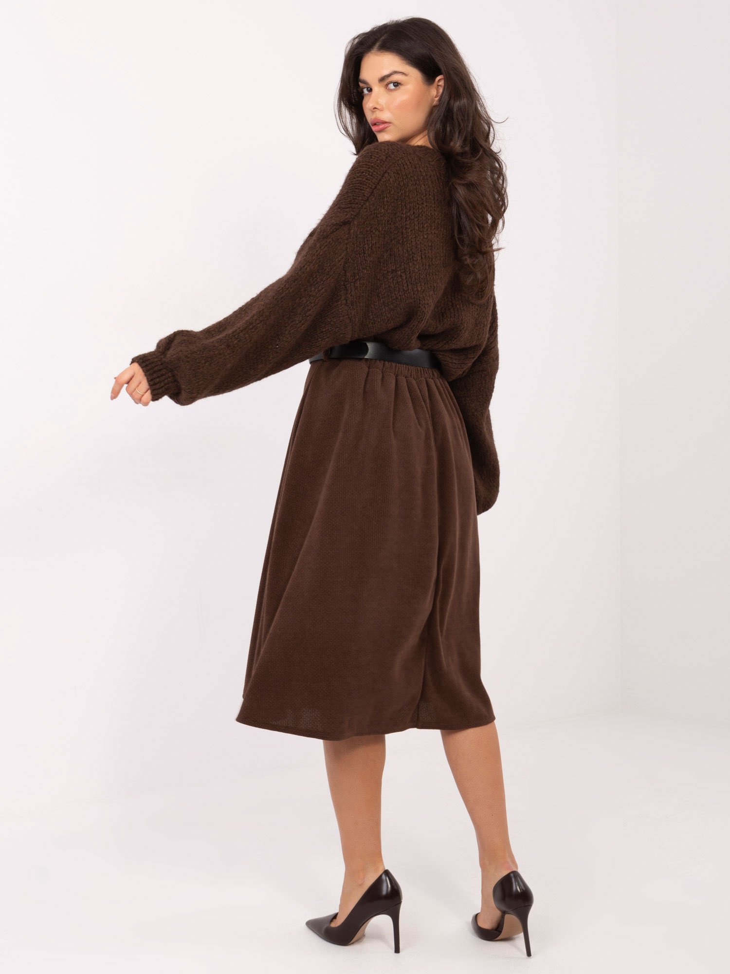 Minkšto audinio platėjantis midi sijonas su diržu "GIZELL" ruda - Image 4