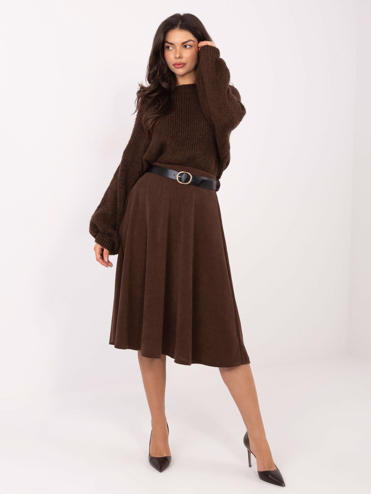 Minkšto audinio platėjantis midi sijonas su diržu "GIZELL" ruda