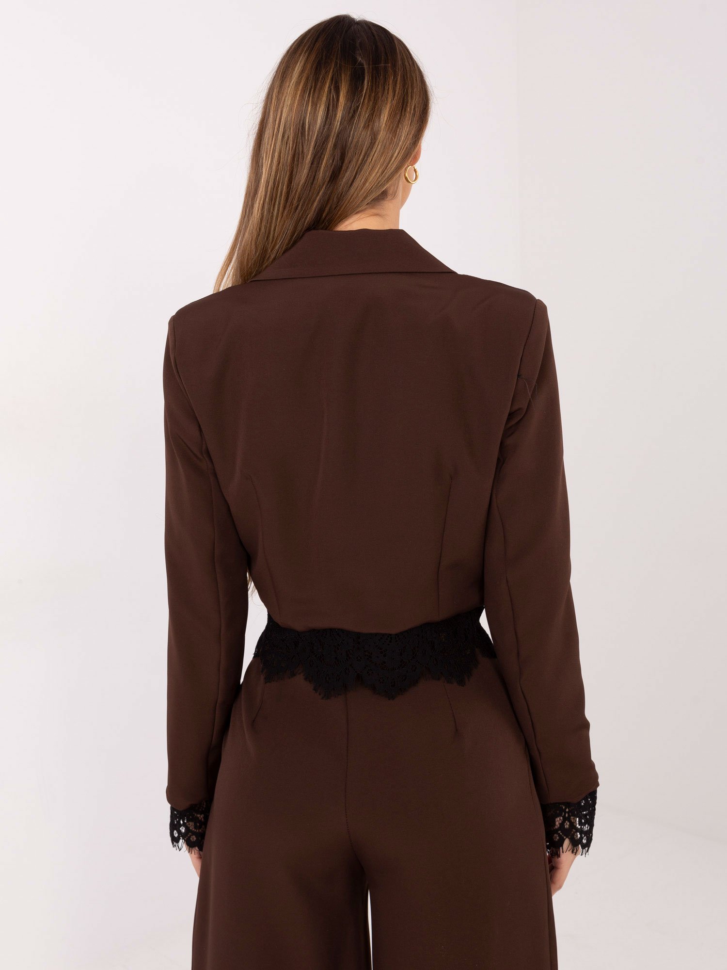 Trumpas švarkelis su nėrinių apdaila "KELLI" ruda - Image 5