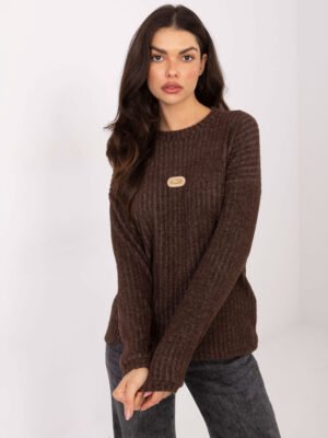 Megztinis su stulpelio raštu ir dekoratyvine emblema "Roberta" ruda