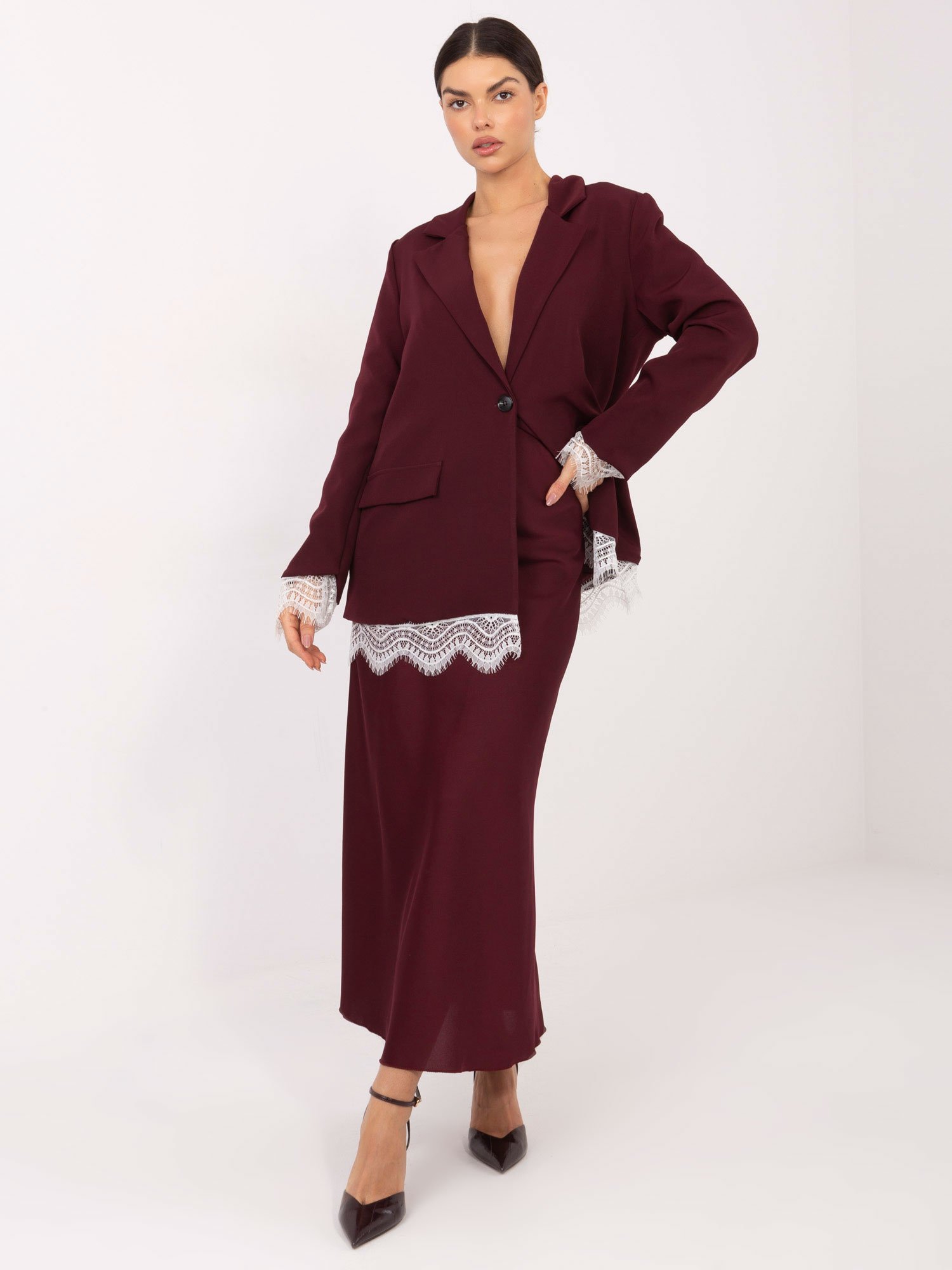 Stilingas švarkas su nėrinių apdaila "NENSY" bordo