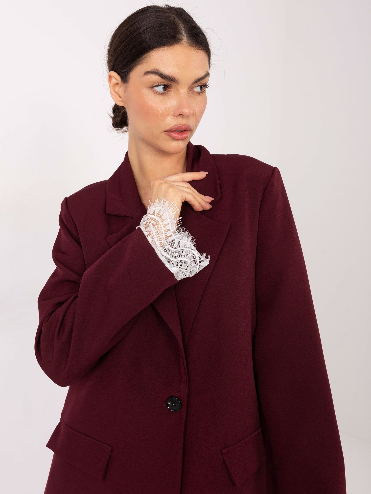 Stilingas švarkas su nėrinių apdaila "NENSY" bordo - Image 3