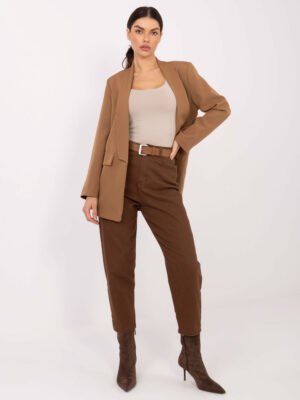 Elegantiškas tiesaus kirpimo švarkas be užsegimo "MARIAM" karamelinė