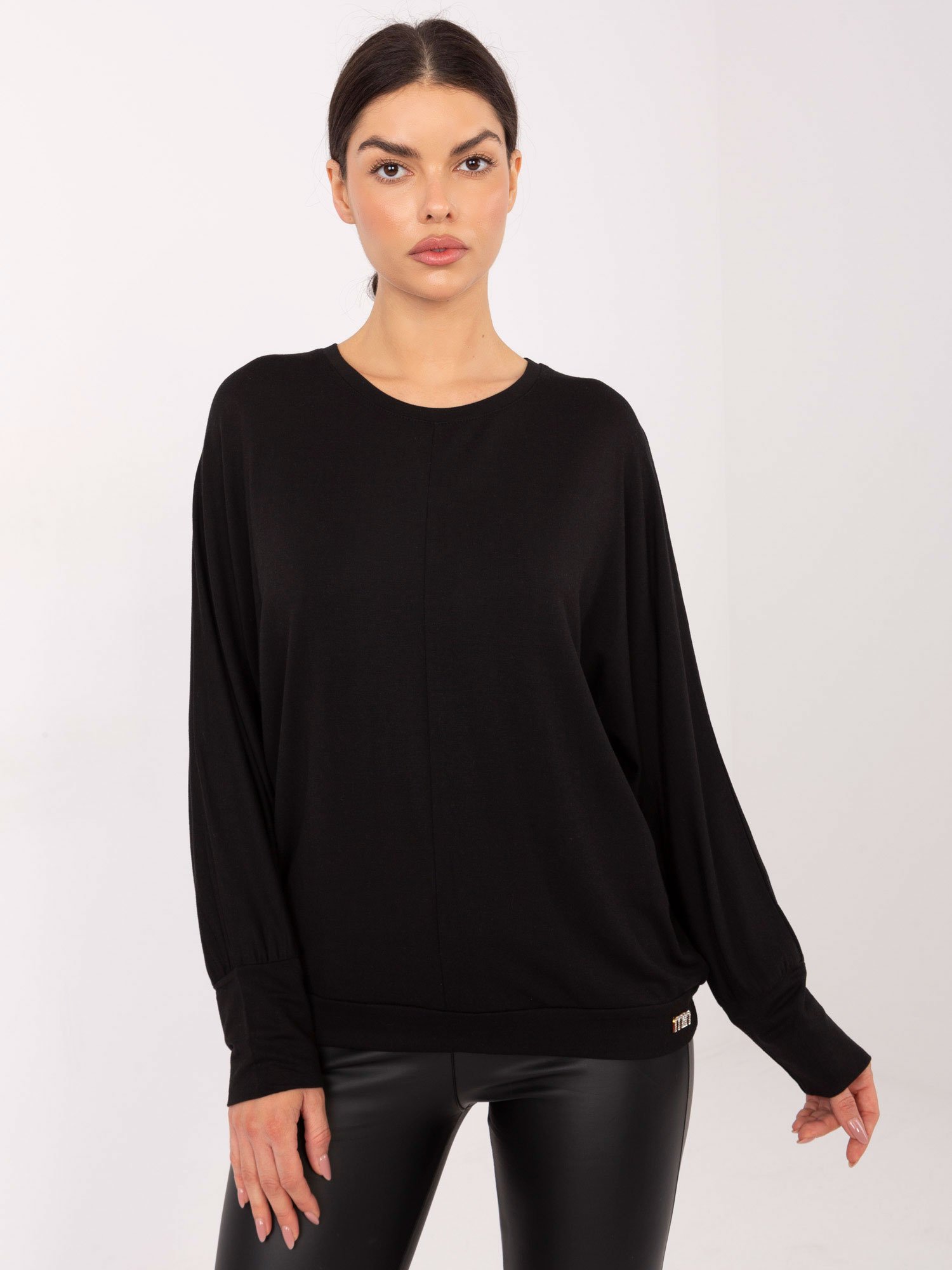 Palaidinė su dekoratyvine detale apačioje "RYANA" juoda