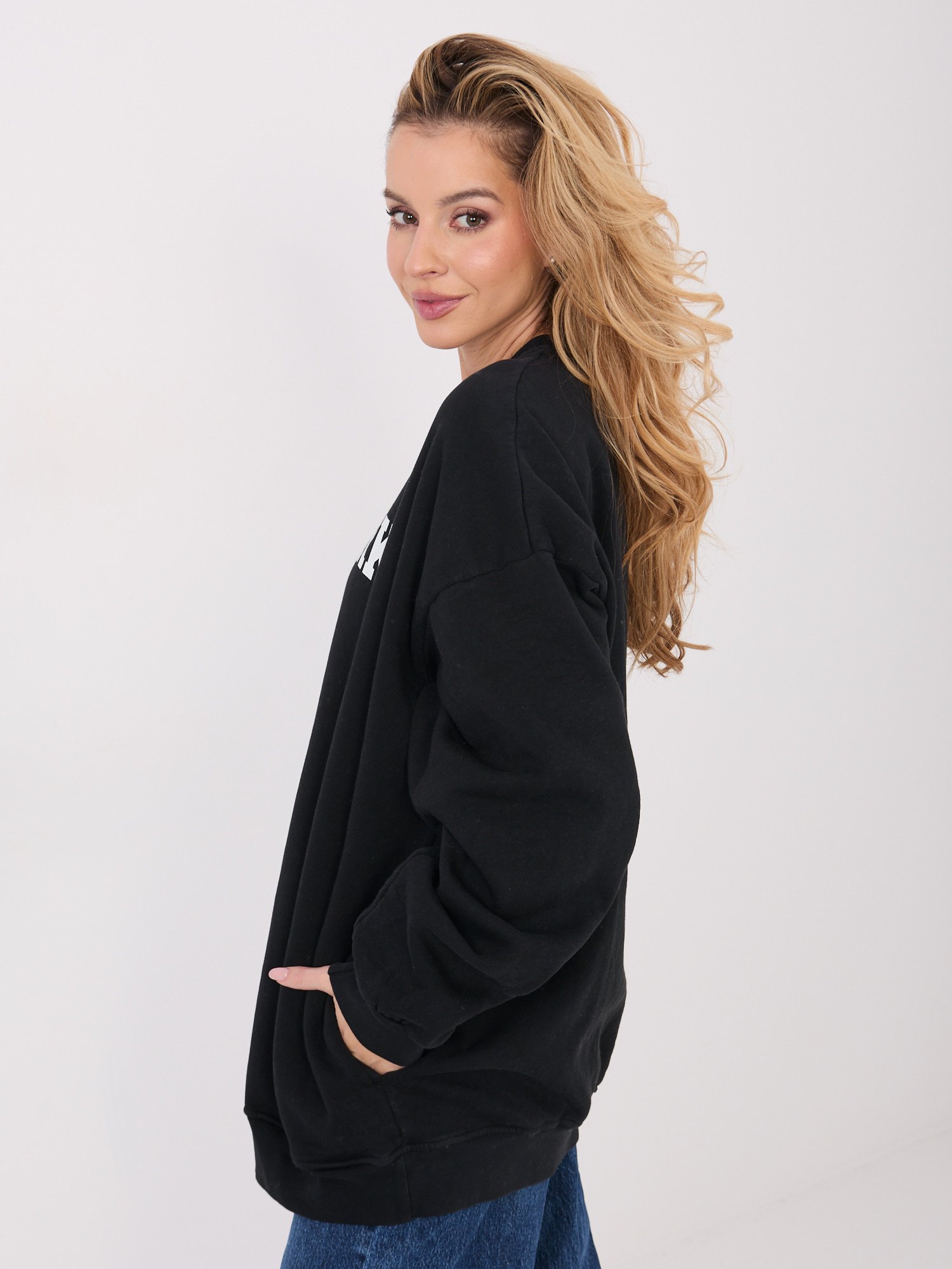 Šiltas oversize džemperis su pūkeliu "KLARA" juoda - Image 3