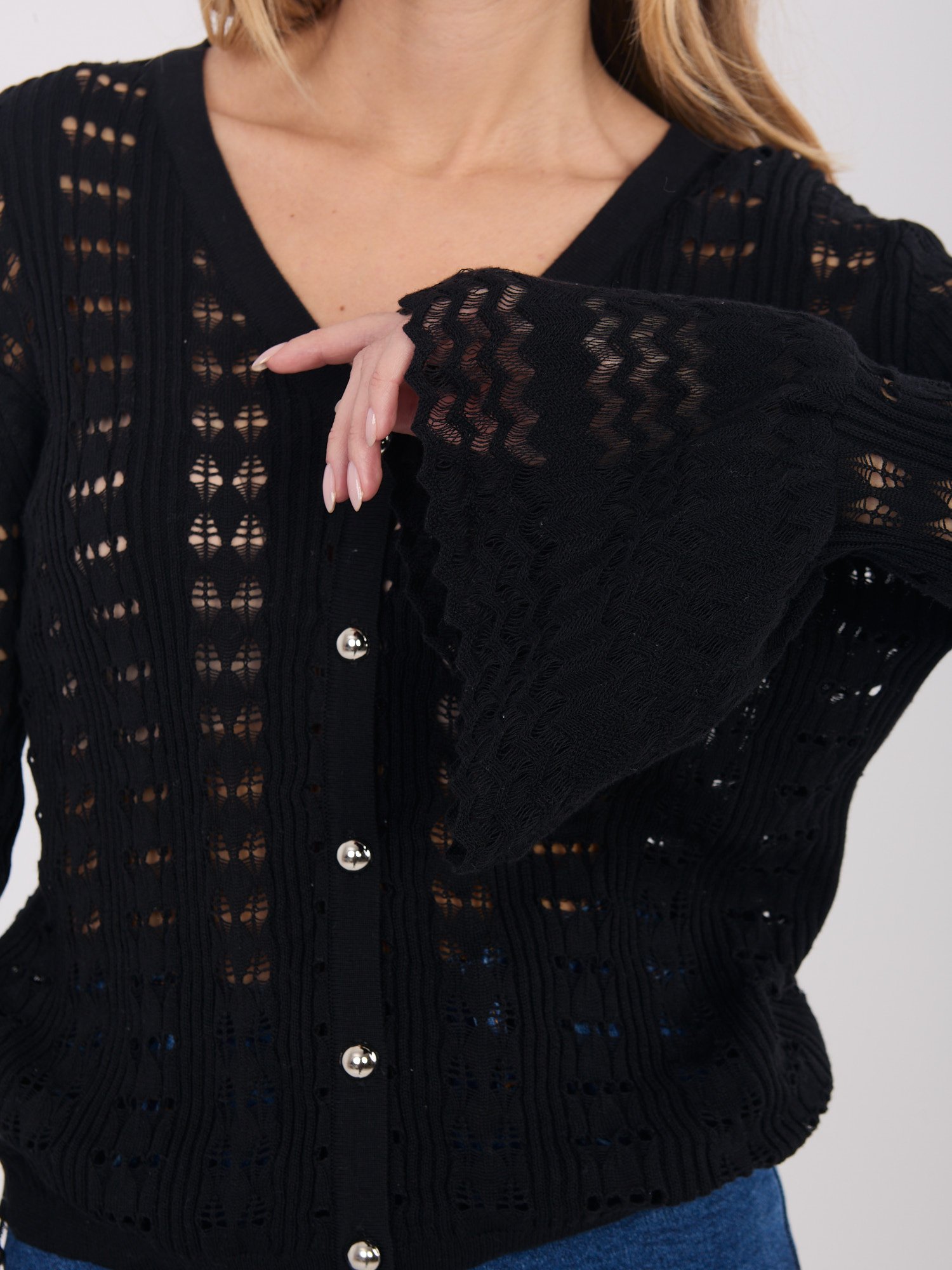 Užsegamas nėrinių megztukas su varpelio formos rankogaliais "NELLY" juoda - Image 2