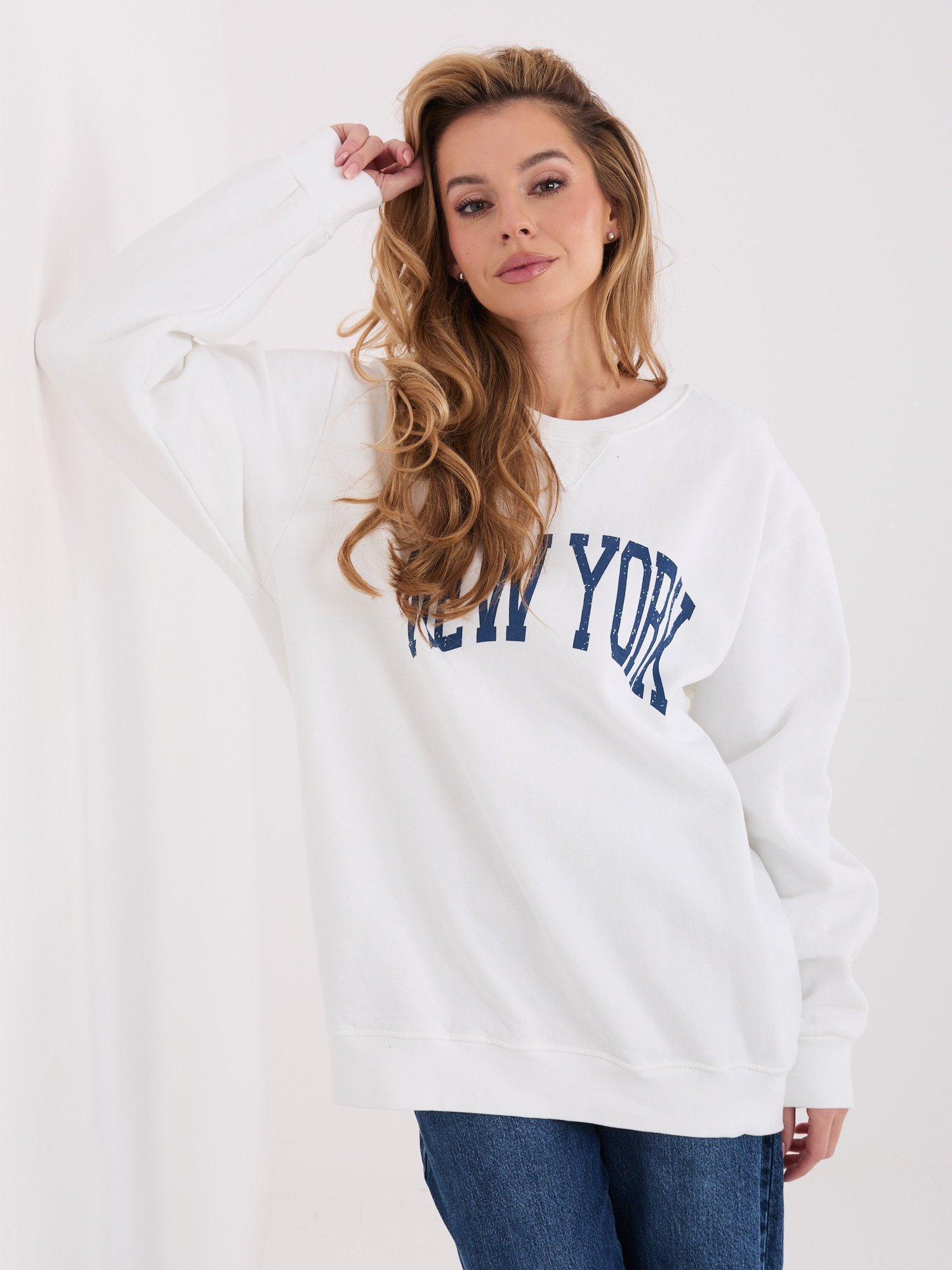 Oversize stiliaus džemperis su užrašu "NEW YORK" pieno balta - Image 2