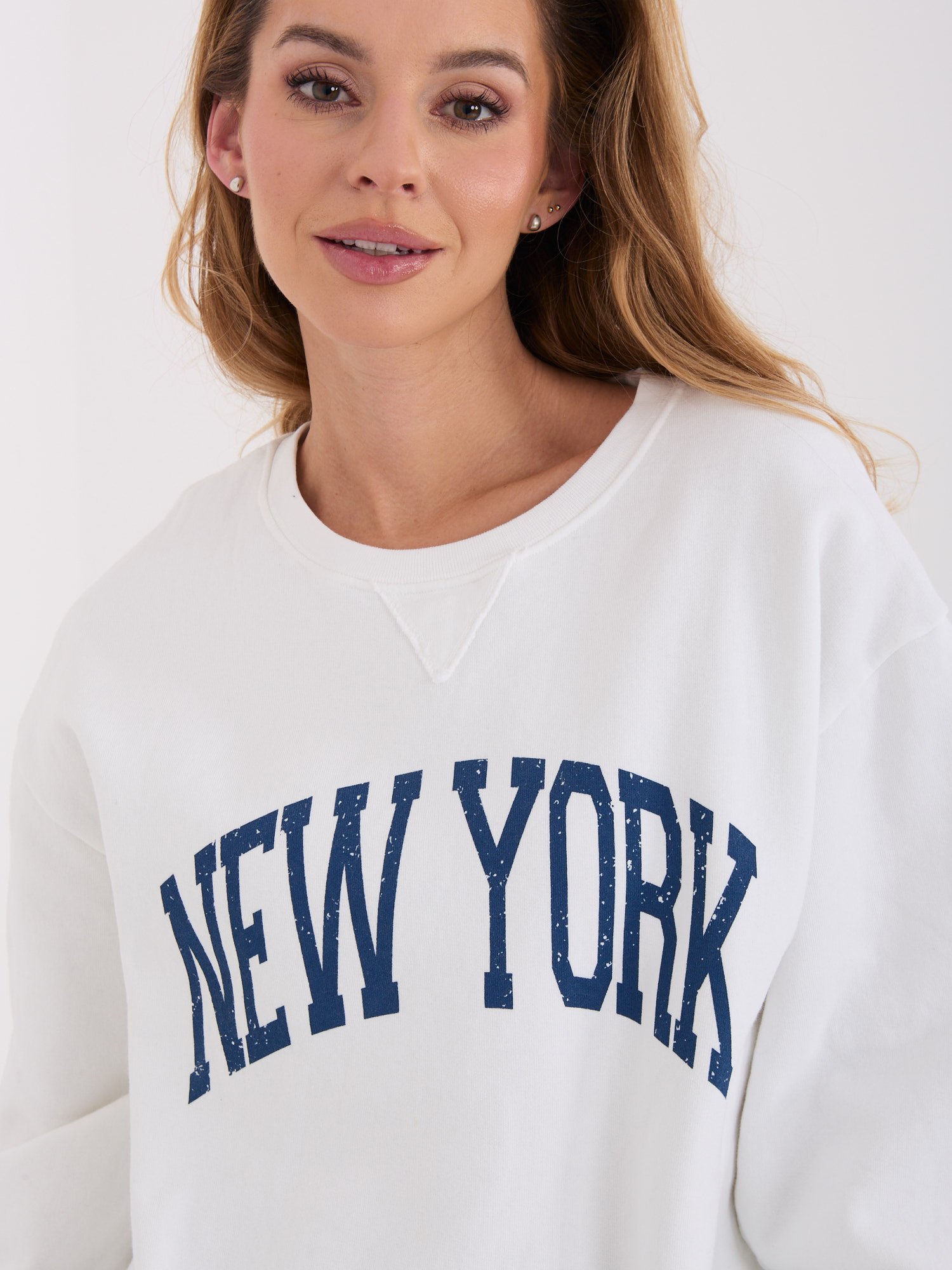 Oversize stiliaus džemperis su užrašu "NEW YORK" pieno balta - Image 5