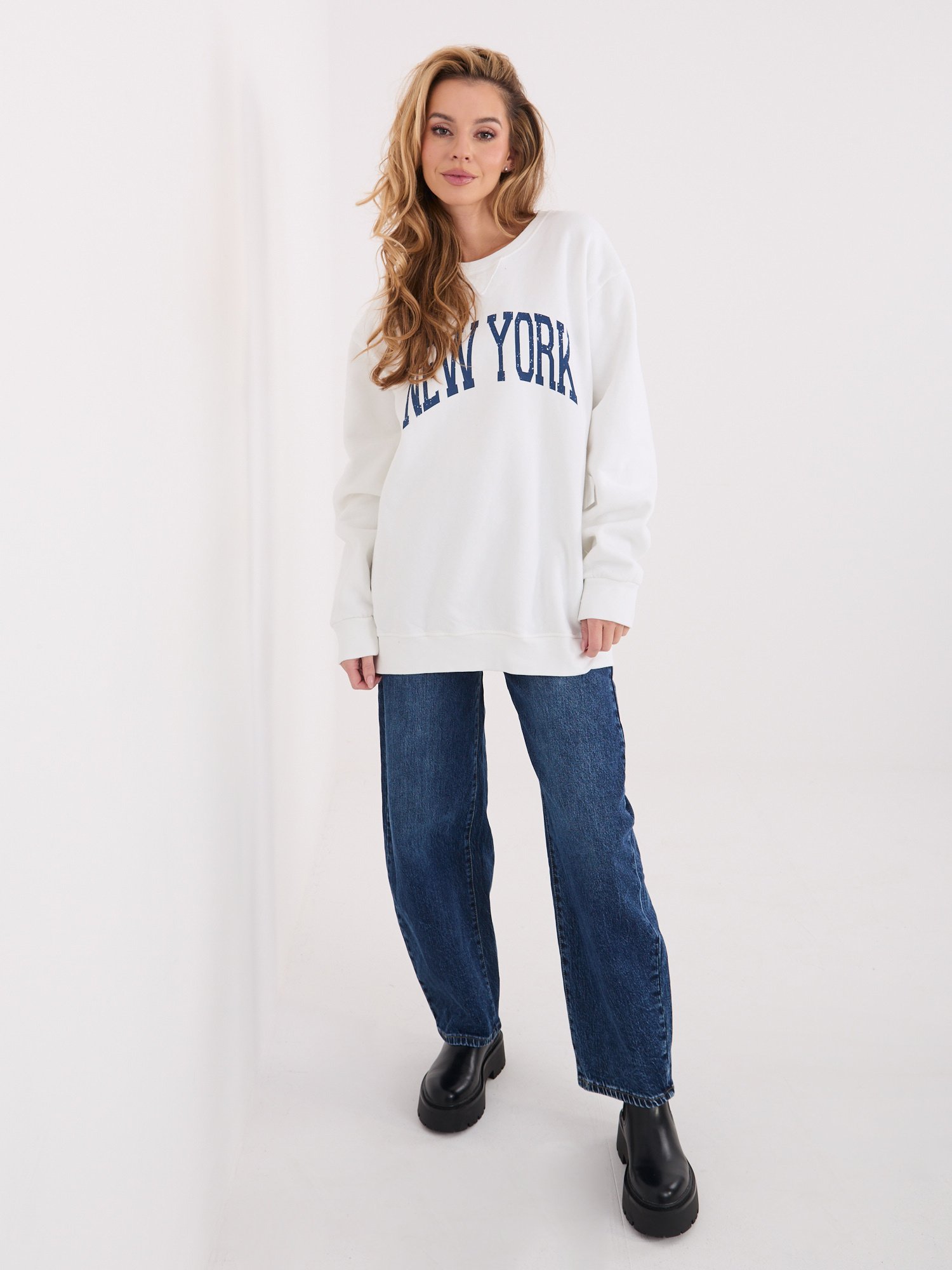 Oversize stiliaus džemperis su užrašu "NEW YORK" pieno balta