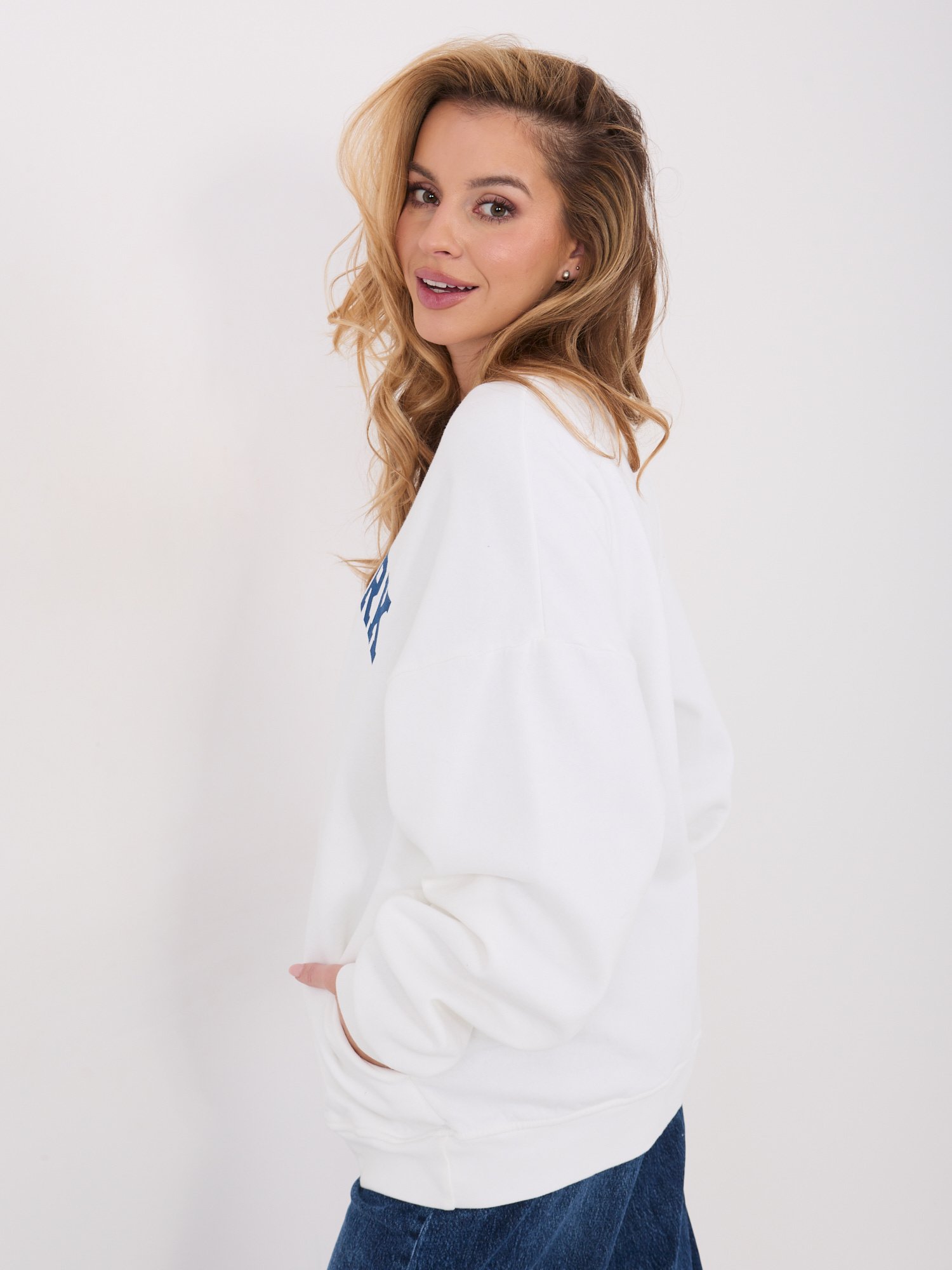 Šiltas oversize džemperis su pūkeliu "KLARA" pieno balta - Image 5