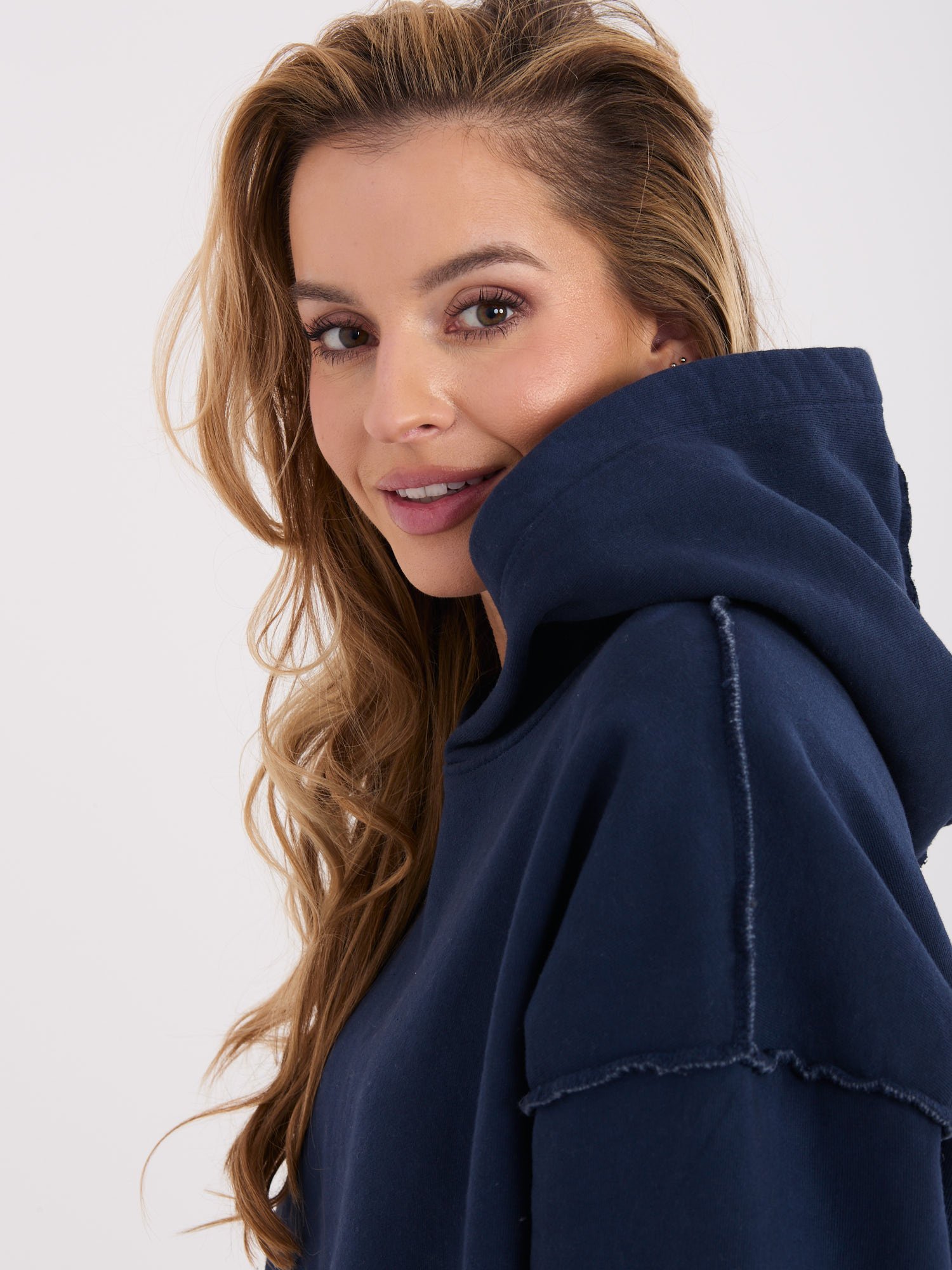 Oversize džemperis su gobtuvu "VELYN" tamsi mėlyna - Image 4