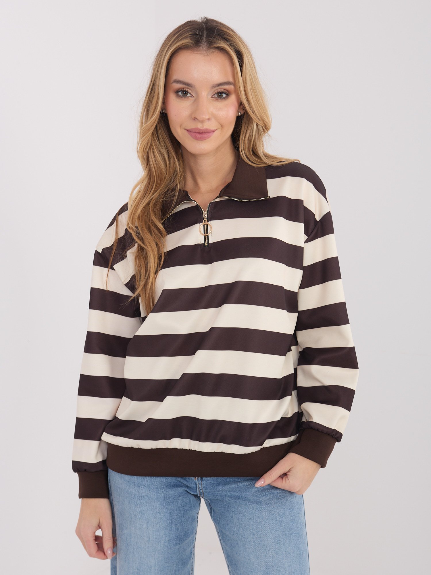 Oversize džemperis plačiomis juostomis su trumpu užtrauktuku "REMI" šviesi smėlio - Image 3