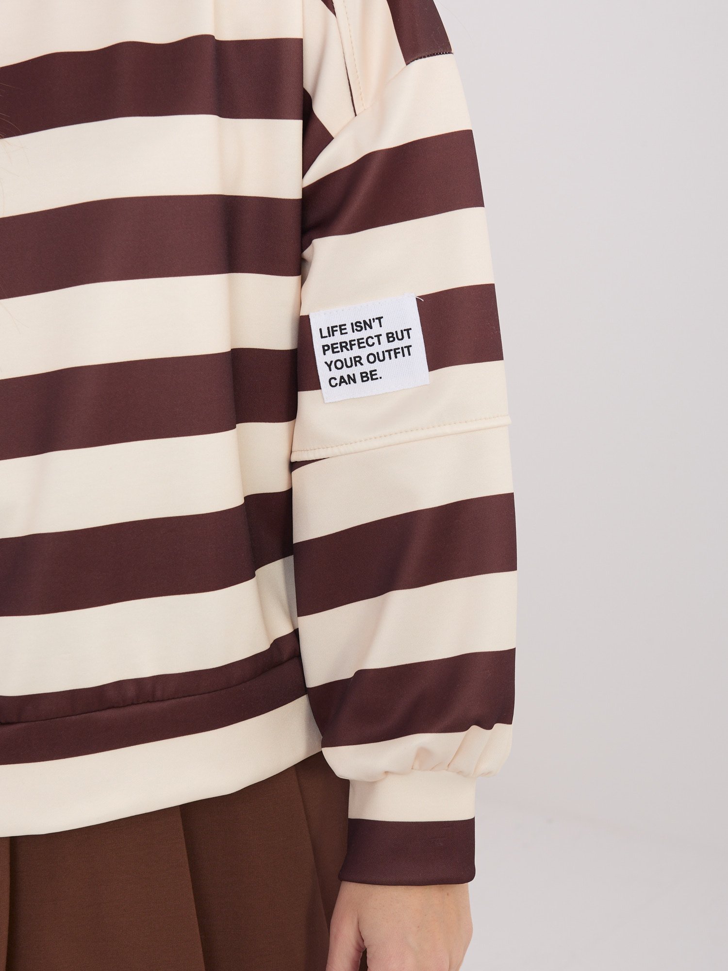 Dryžuotas džemperis pailginta nugara su aplikacija ant rankovės "ARYA" šviesi smėlio - Image 2