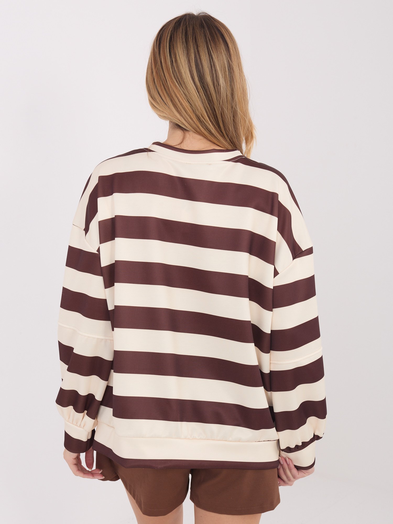 Dryžuotas džemperis pailginta nugara su aplikacija ant rankovės "ARYA" šviesi smėlio - Image 5