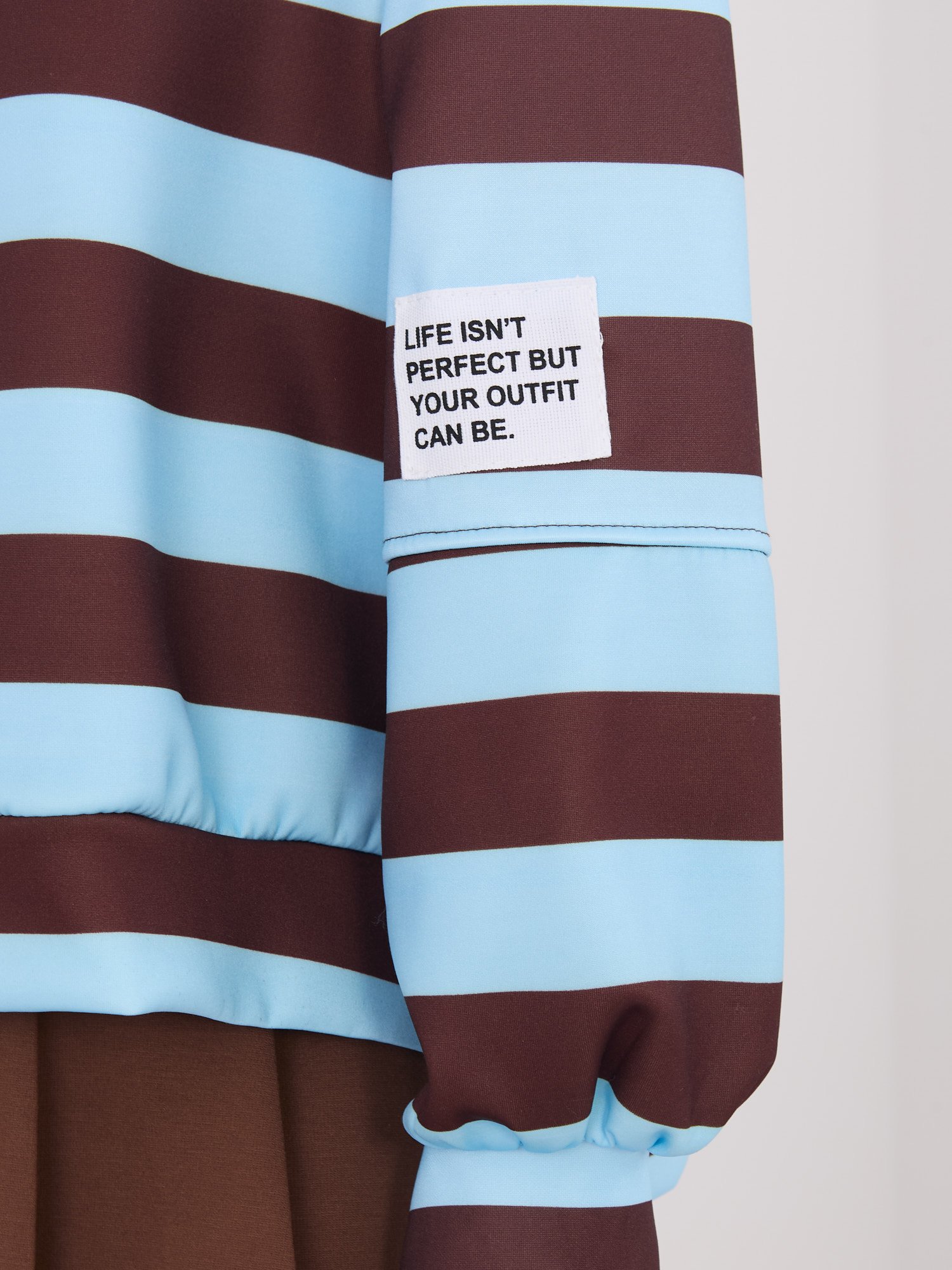 Dryžuotas džemperis pailginta nugara su aplikacija ant rankovės "ARYA" šviesi mėlyna - Image 3