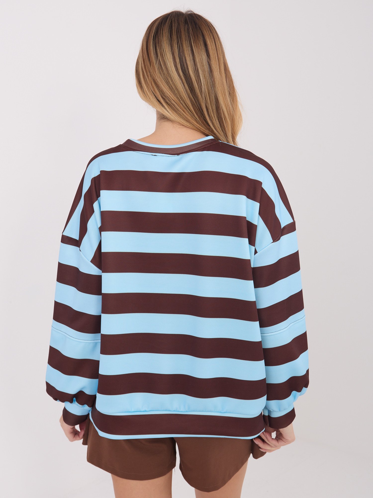 Dryžuotas džemperis pailginta nugara su aplikacija ant rankovės "ARYA" šviesi mėlyna - Image 5