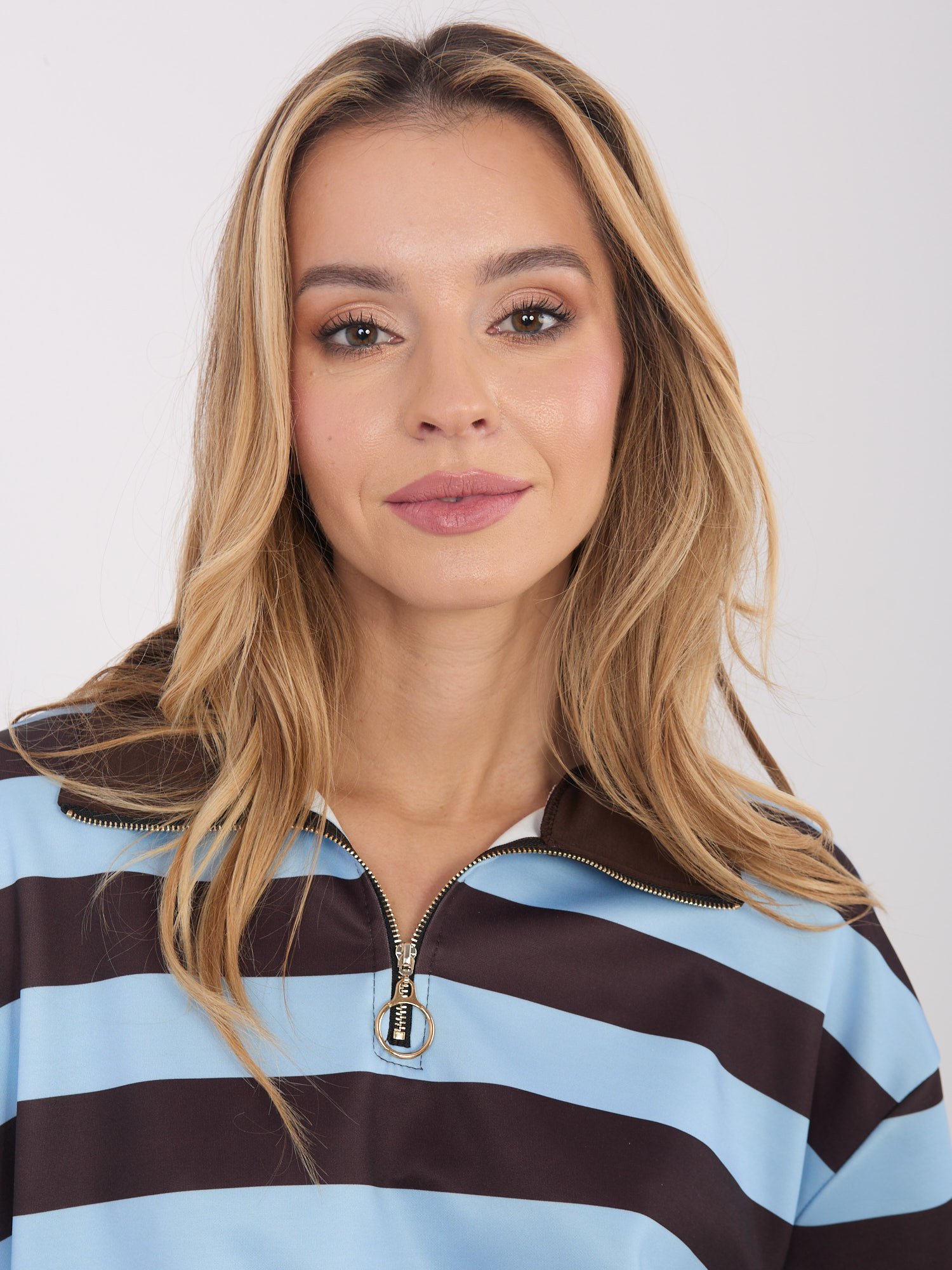 Oversize džemperis plačiomis juostomis su trumpu užtrauktuku "REMI" šviesi mėlyna - Image 3