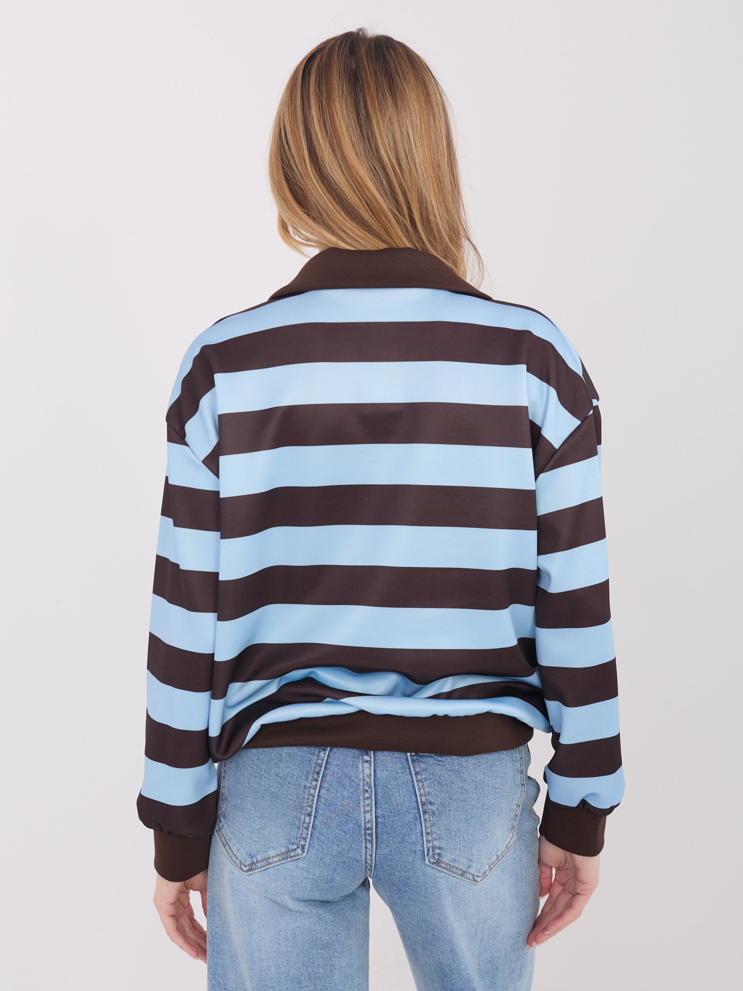 Oversize džemperis plačiomis juostomis su trumpu užtrauktuku "REMI" šviesi mėlyna - Image 2