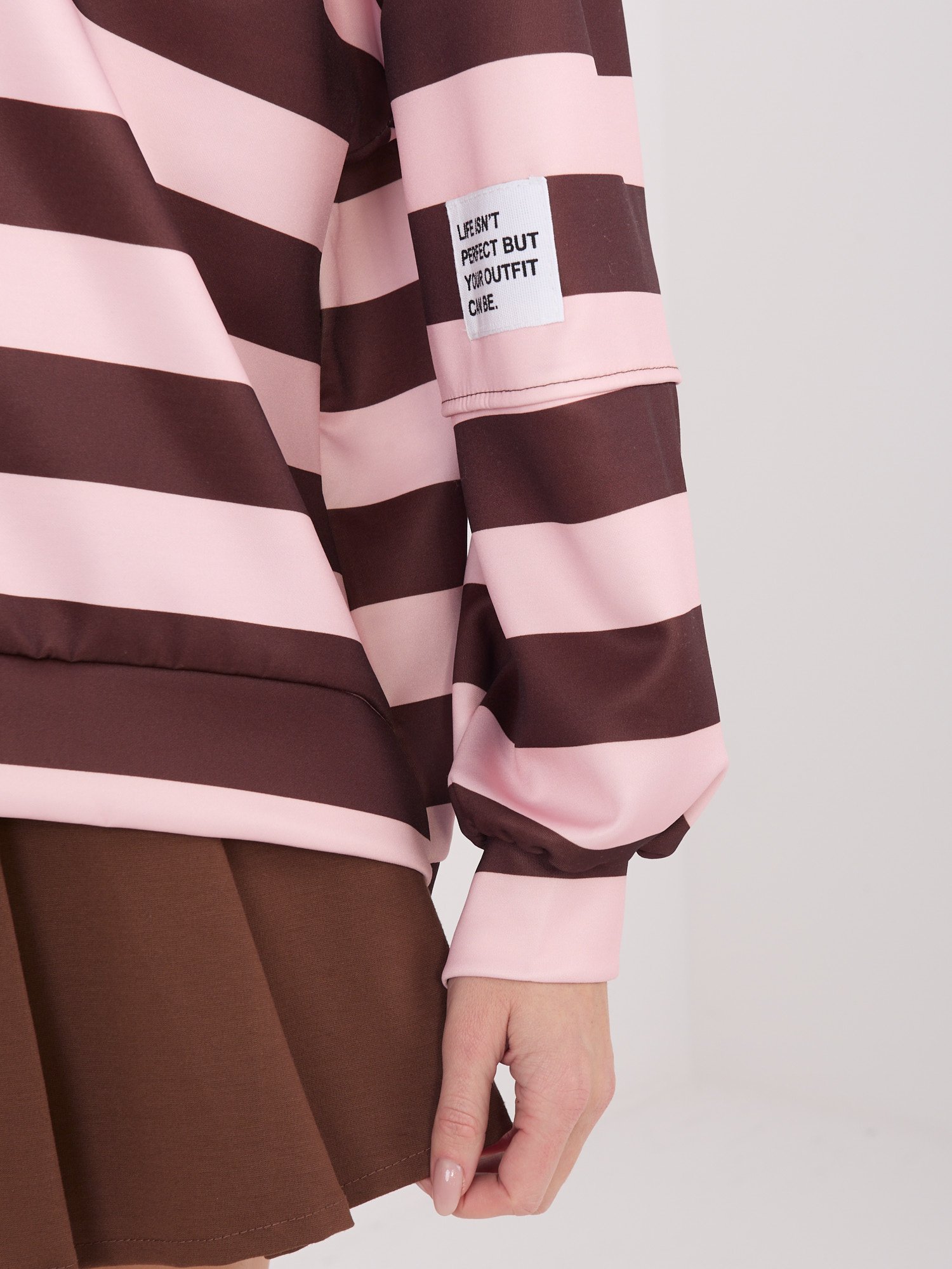 Dryžuotas džemperis pailginta nugara su aplikacija ant rankovės "ARYA" šviesi rožinė - Image 2