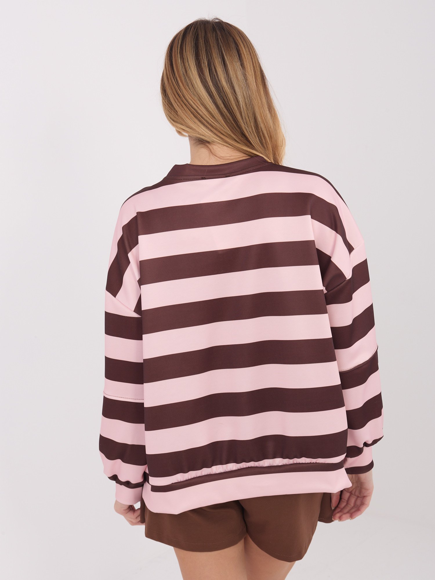 Dryžuotas džemperis pailginta nugara su aplikacija ant rankovės "ARYA" šviesi rožinė - Image 5