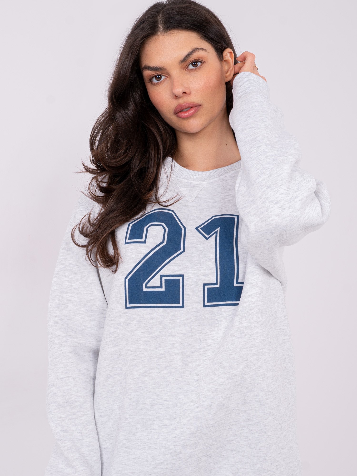 Oversize džemperis "Numeris 21" šviesi pilka - Image 2