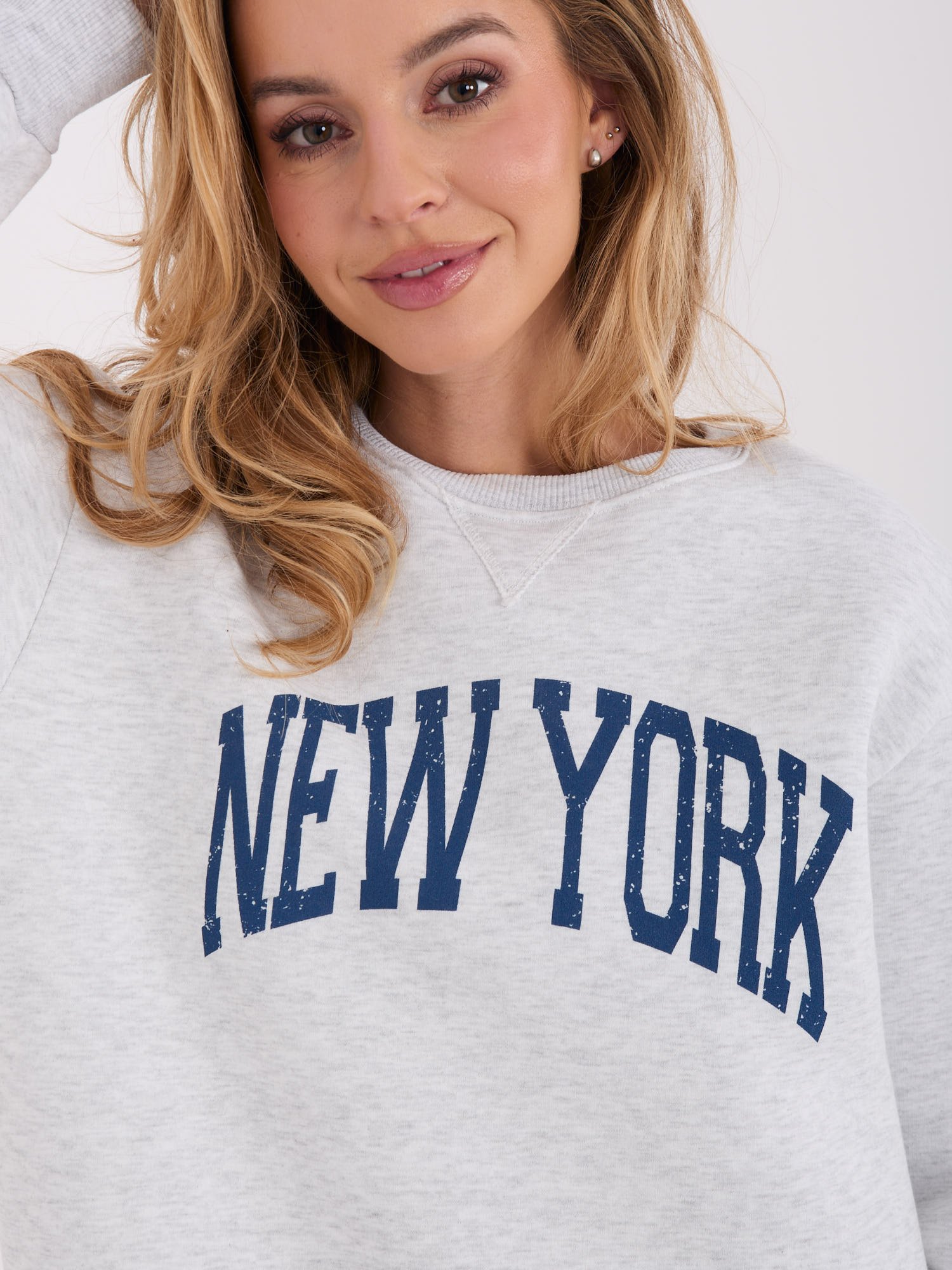 Oversize stiliaus džemperis su užrašu "NEW YORK" šviesi pilka - Image 5
