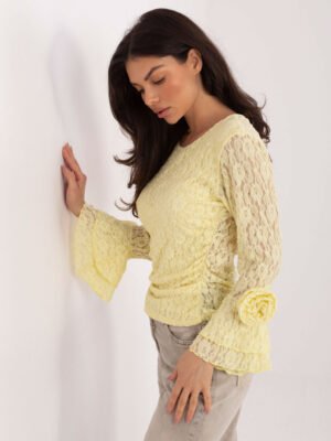 Alternative view of Nėrinių palaidinė su dekoratyvinėmis rožėmis ant varpelio formos rankogalių "JESSY" šviesi geltona