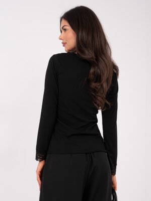 Alternative view of Palaidinė su nėrinių apvadais ir V formos iškirpte "CHANDRA" juoda