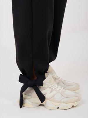 Alternative view of Laisvalaikio kelnės su raišteliais reguliuojamais galais "POLLA" juoda