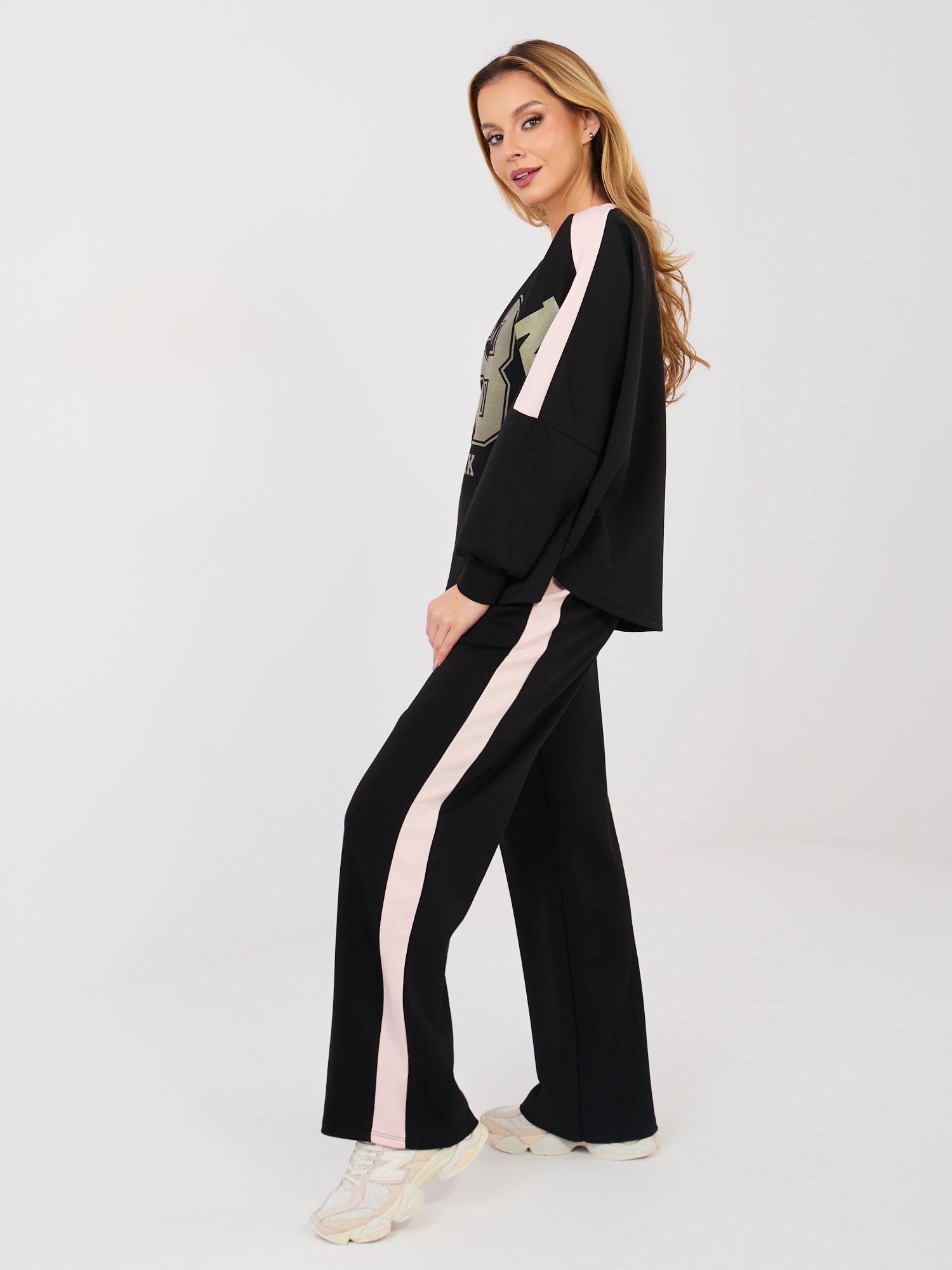 Džemperio ir kelnių laisvalaikio komplektas iš sviestinės medžiagos "Nr. 58" juoda - Image 3