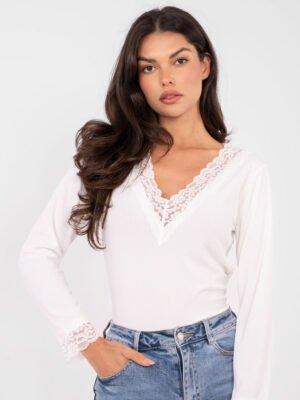 Palaidinė su nėrinių apvadais ir V formos iškirpte "CHANDRA" pieno balta