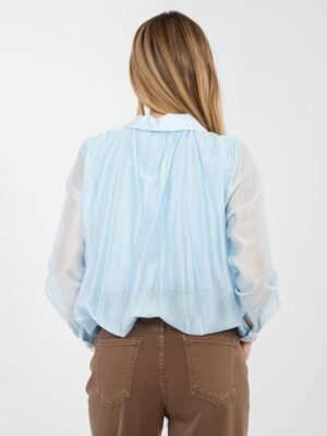 Alternative view of Lengvo audinio palaidinė su klostėmis ir sage "ERICA" - šviesi mėlyna